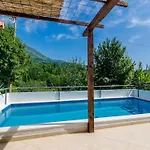 Vila Dalmatian Gem - Two-bedroom With Terrace And Swimming Pool Gruda