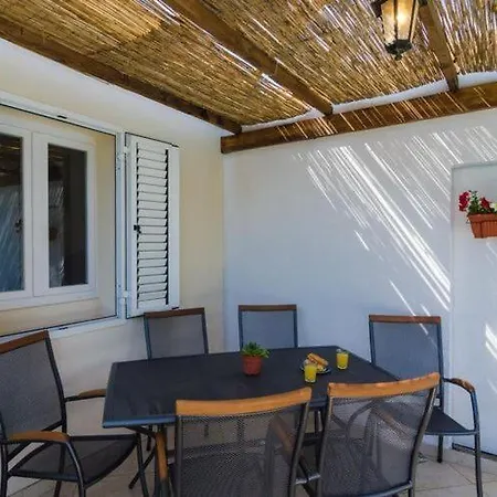 Vila Dalmatian Gem - Two-bedroom With Terrace And Swimming Pool