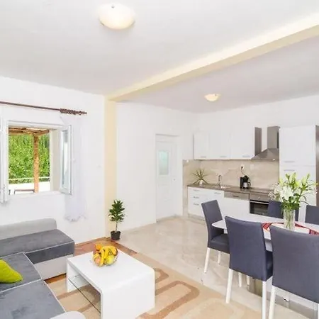 Dalmatian Gem - Two-bedroom With Terrace And Swimming Pool Vila