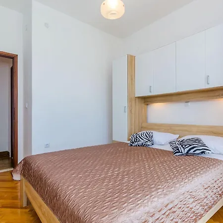 Dalmatian Gem - Two-bedroom With Terrace And Swimming Pool