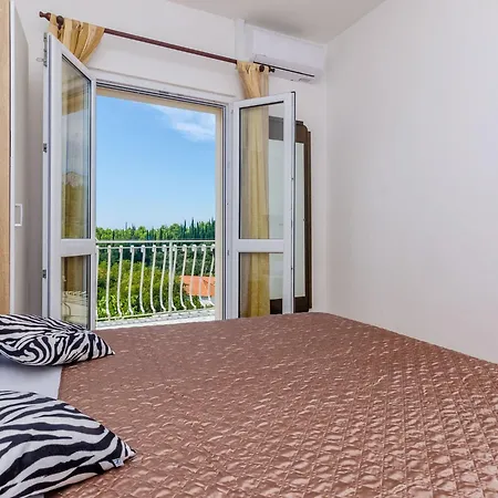 Dalmatian Gem - Two-bedroom With Terrace And Swimming Pool Vila