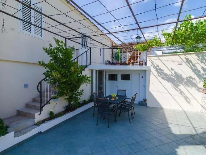 Villa Dalmatian Gem - Two-bedroom With Terrace And Swimming Pool Gruda